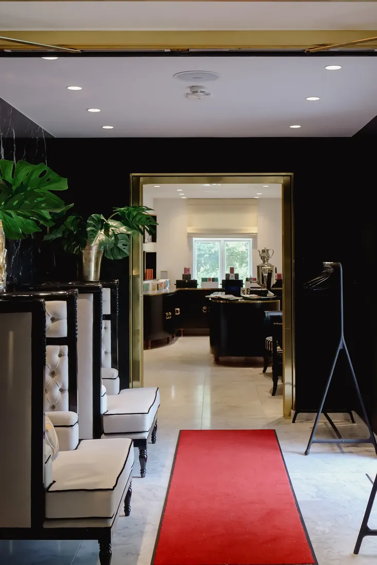 Rød løper gjennom showroomet i 1. etasje