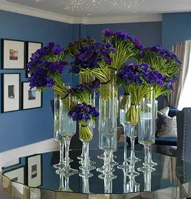 Høye vaser med lilla blomster