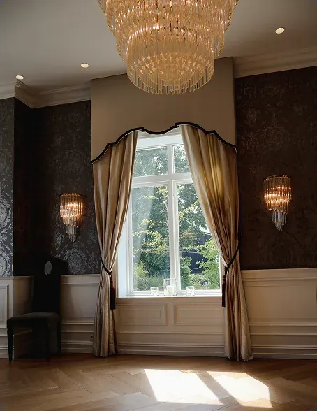 Lysekrone og draperte gardiner i salen