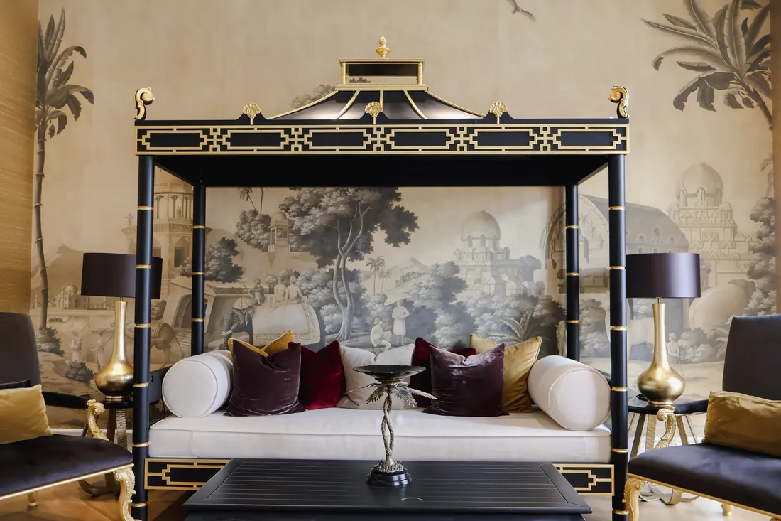 Daybed under forgylt tak